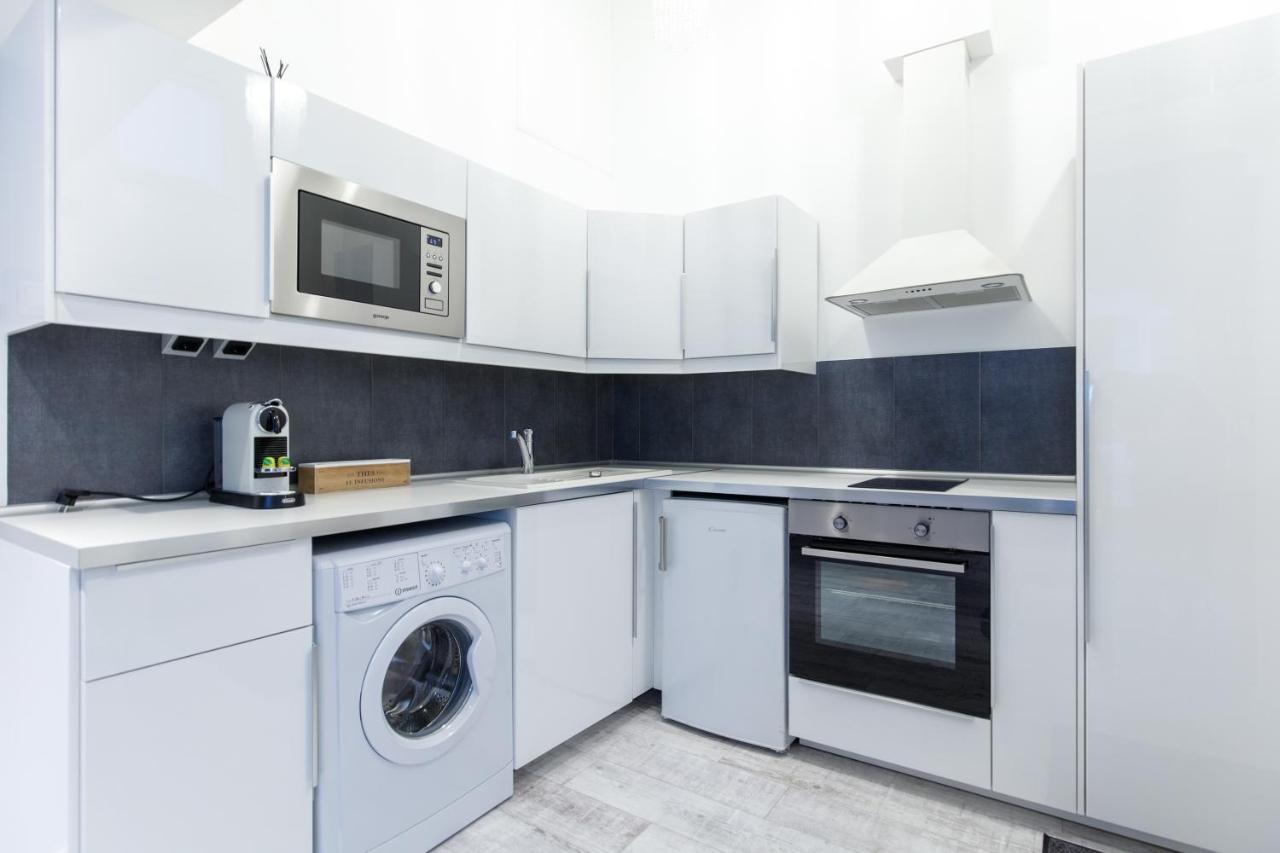 Sleek Minimalist Studio At Inner City Budapest Eksteriør billede