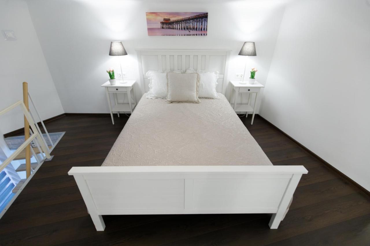 Sleek Minimalist Studio At Inner City Budapest Eksteriør billede