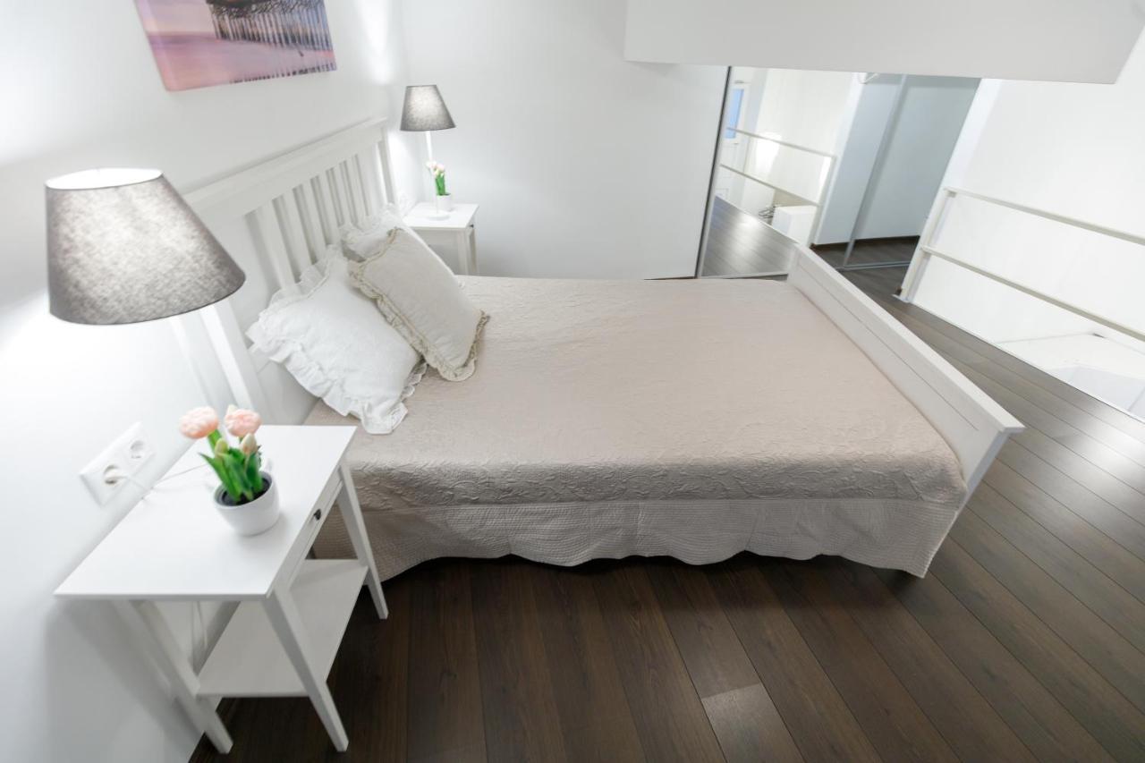 Sleek Minimalist Studio At Inner City Budapest Eksteriør billede
