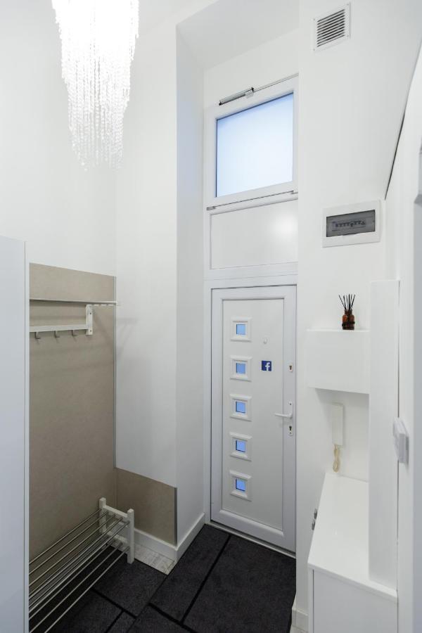 Sleek Minimalist Studio At Inner City Budapest Eksteriør billede