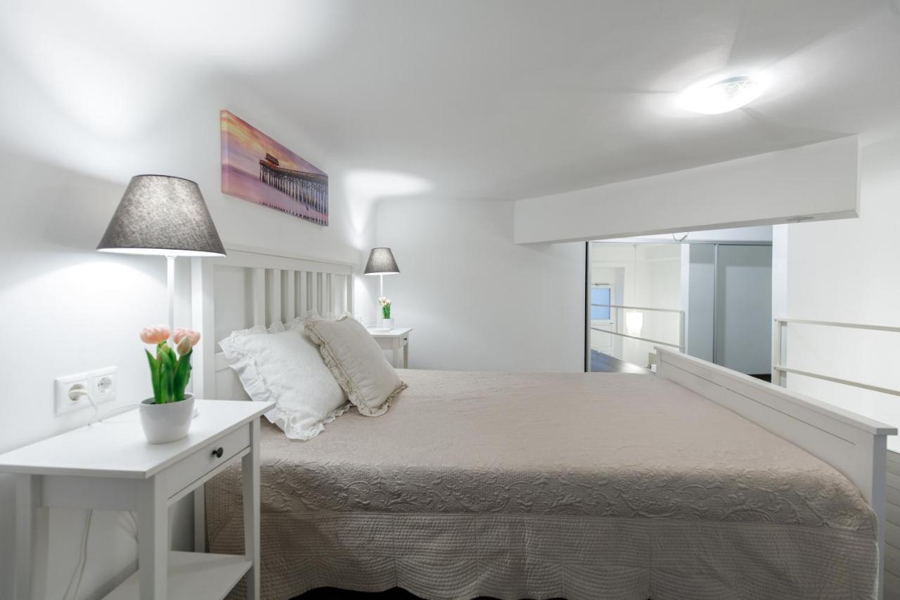 Sleek Minimalist Studio At Inner City Budapest Eksteriør billede