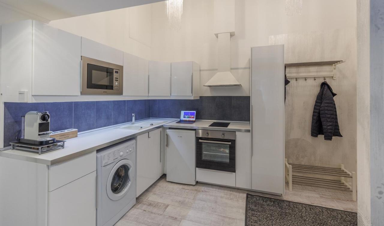 Sleek Minimalist Studio At Inner City Budapest Eksteriør billede