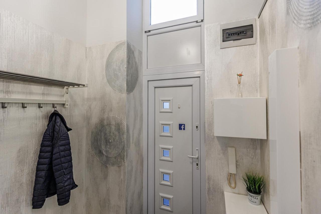 Sleek Minimalist Studio At Inner City Budapest Eksteriør billede