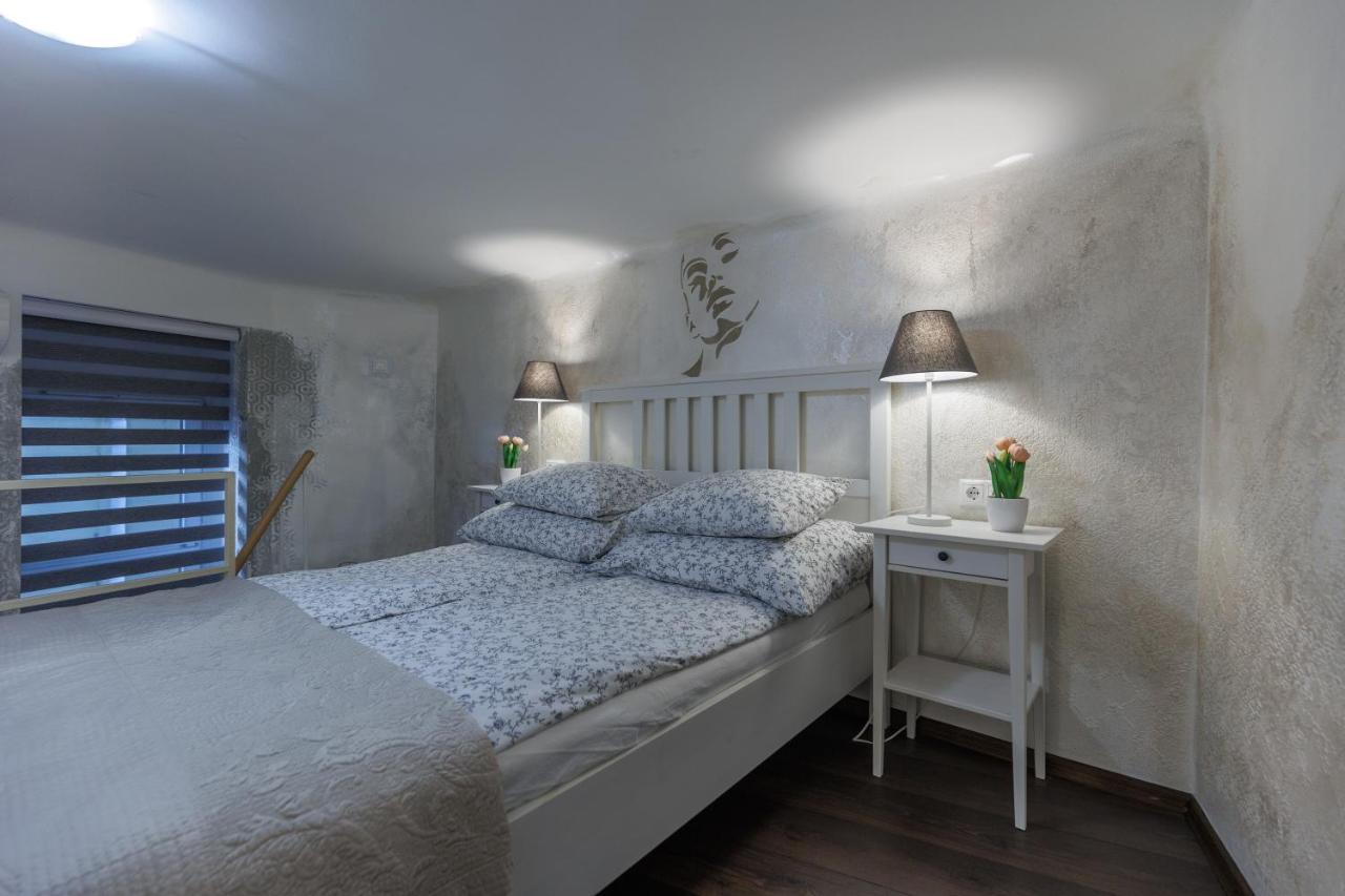 Sleek Minimalist Studio At Inner City Budapest Eksteriør billede