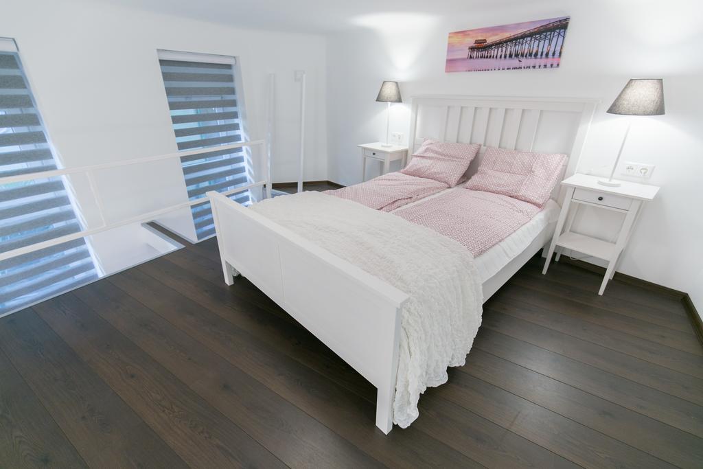 Sleek Minimalist Studio At Inner City Budapest Eksteriør billede