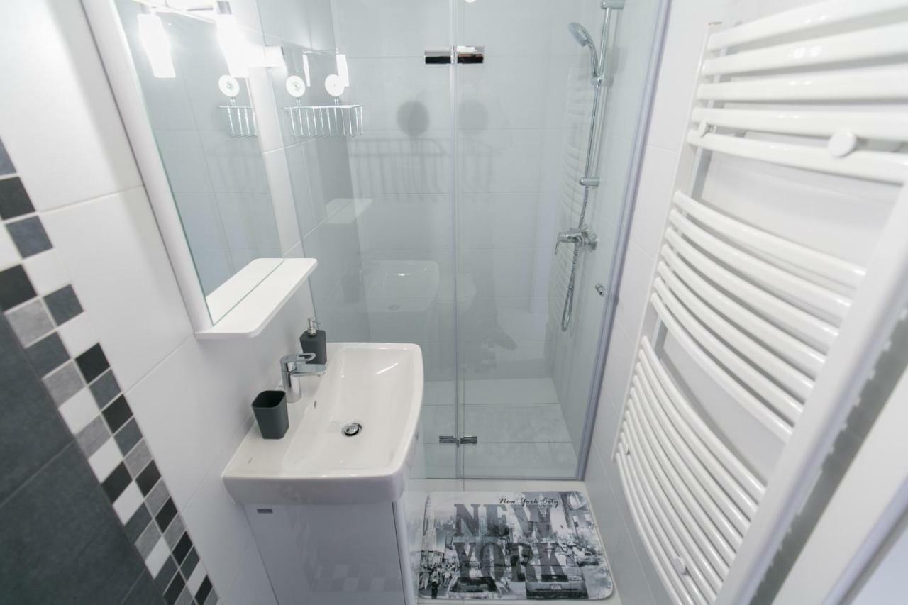 Sleek Minimalist Studio At Inner City Budapest Eksteriør billede